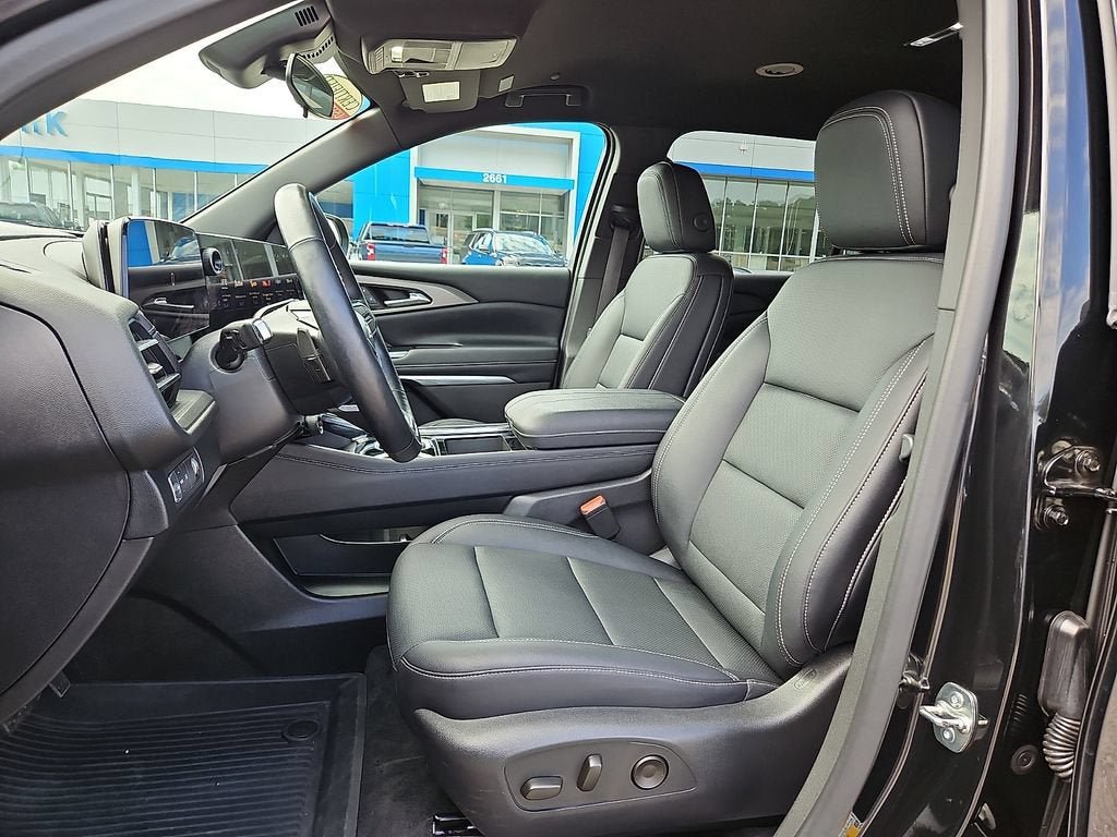 Certified 2025 Chevrolet Traverse LT w/ Driver Confidence Package FWD image 14