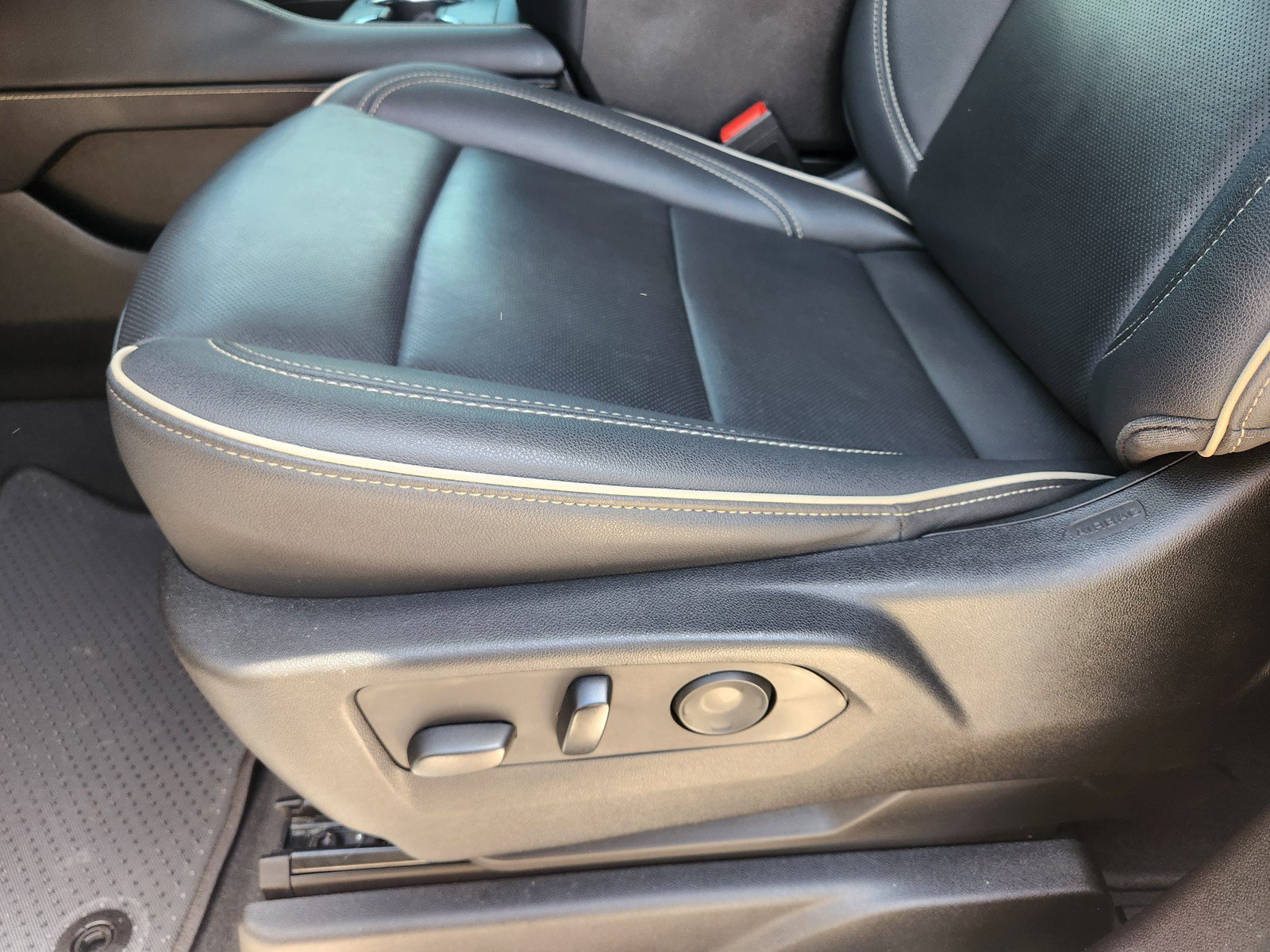 Used 2023 Chevrolet Tahoe Premier AWD/4WD image 24
