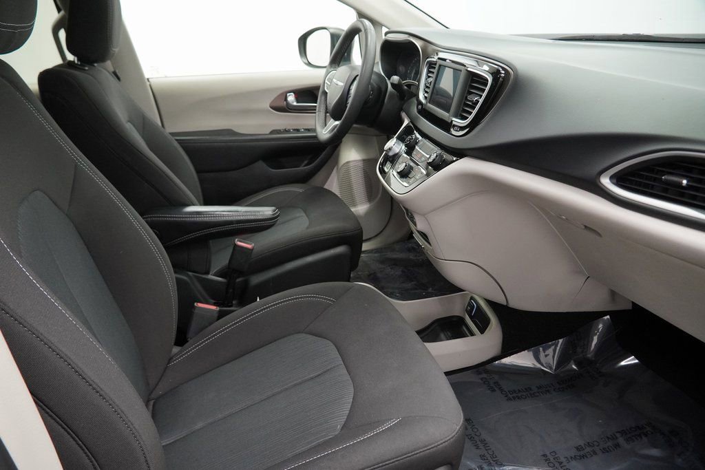 Used 2023 Chrysler Voyager LX image 43