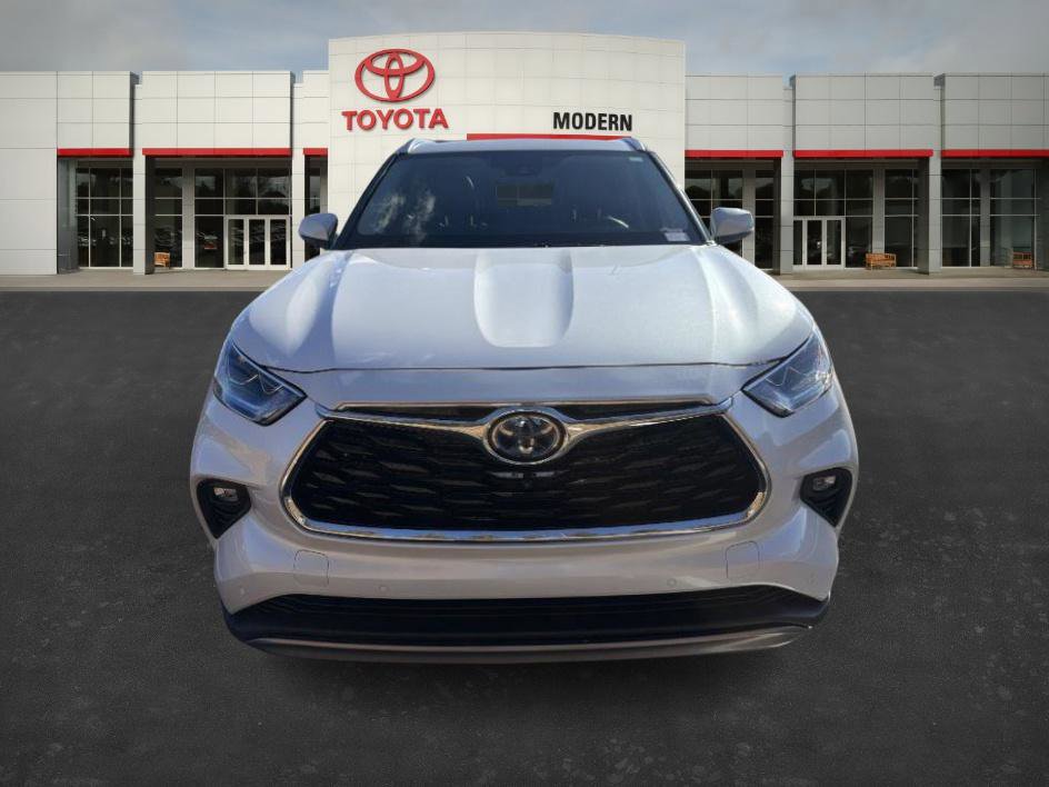 Used 2024 Toyota Highlander Platinum image 2