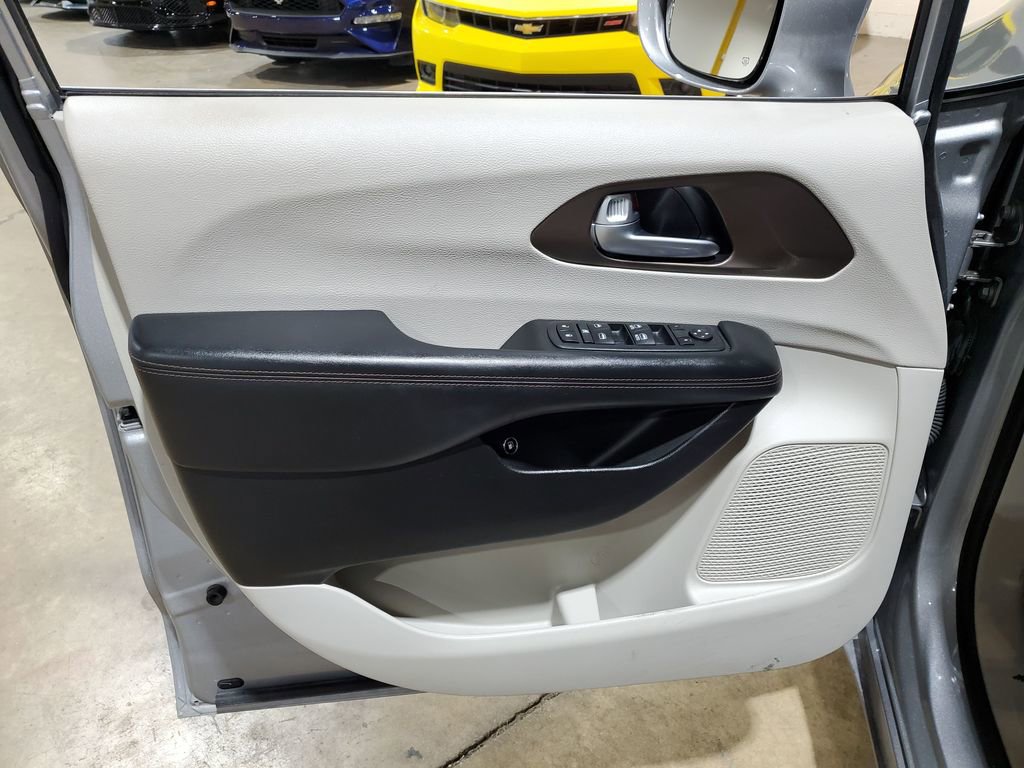 Used 2017 Chrysler Pacifica Premium image 8