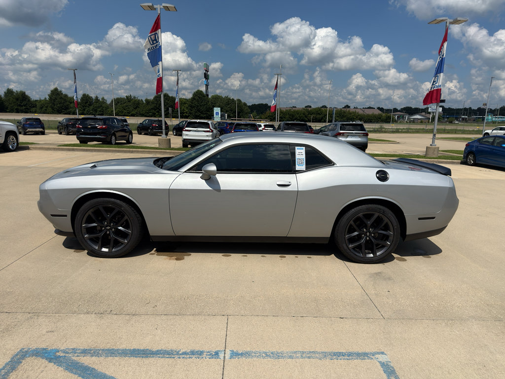 Used 2019 Dodge Challenger SXT w/ Driver Convenience Group RWD image 8