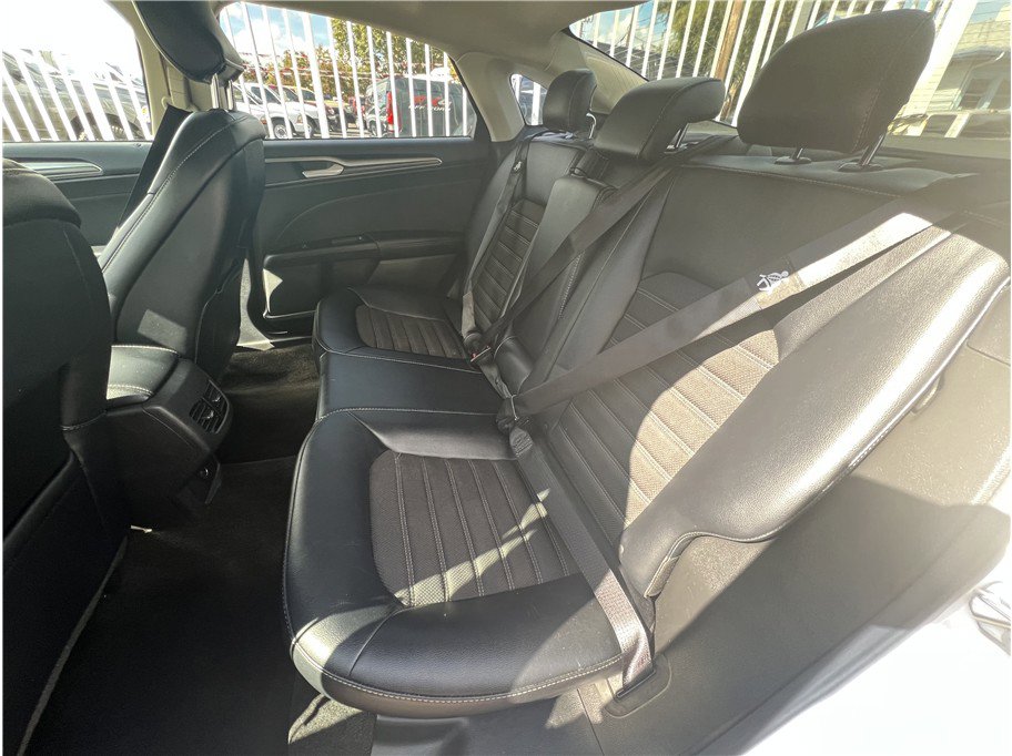 Used 2017 Ford Fusion SE w/ Equipment Group 201A image 11