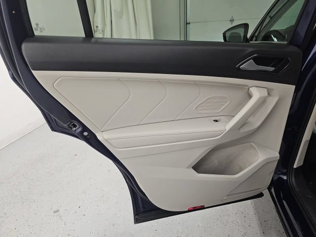 Used 2023 Volkswagen Tiguan SE w/ Panoramic Sunroof Package AWD/4WD image 28