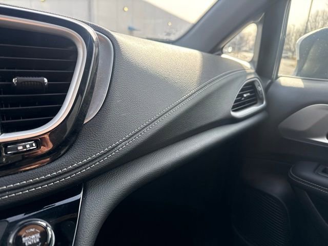 Used 2023 Chrysler Pacifica Touring image 26