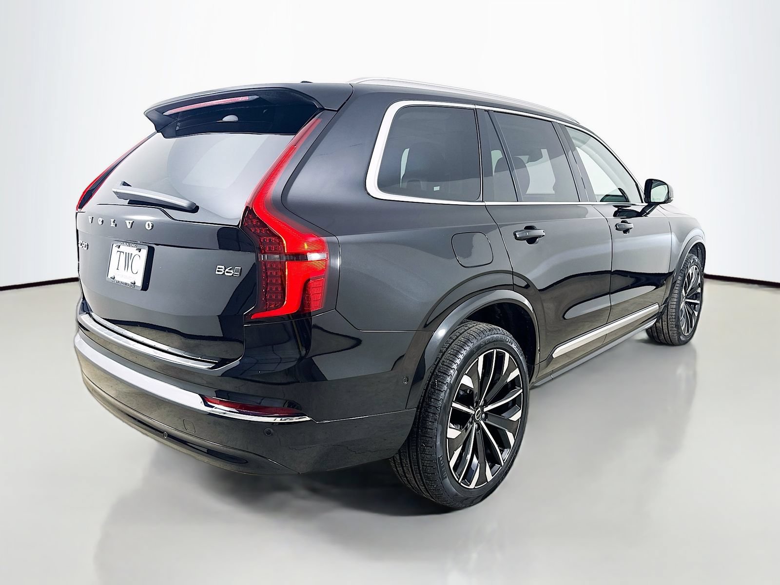 Used 2026 Volvo XC90 B6 Plus w/ Protection Package Premier AWD/4WD image 5