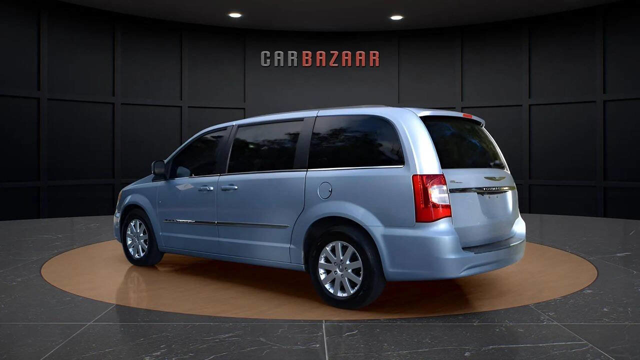 Used 2013 Chrysler Town & Country Touring image 5