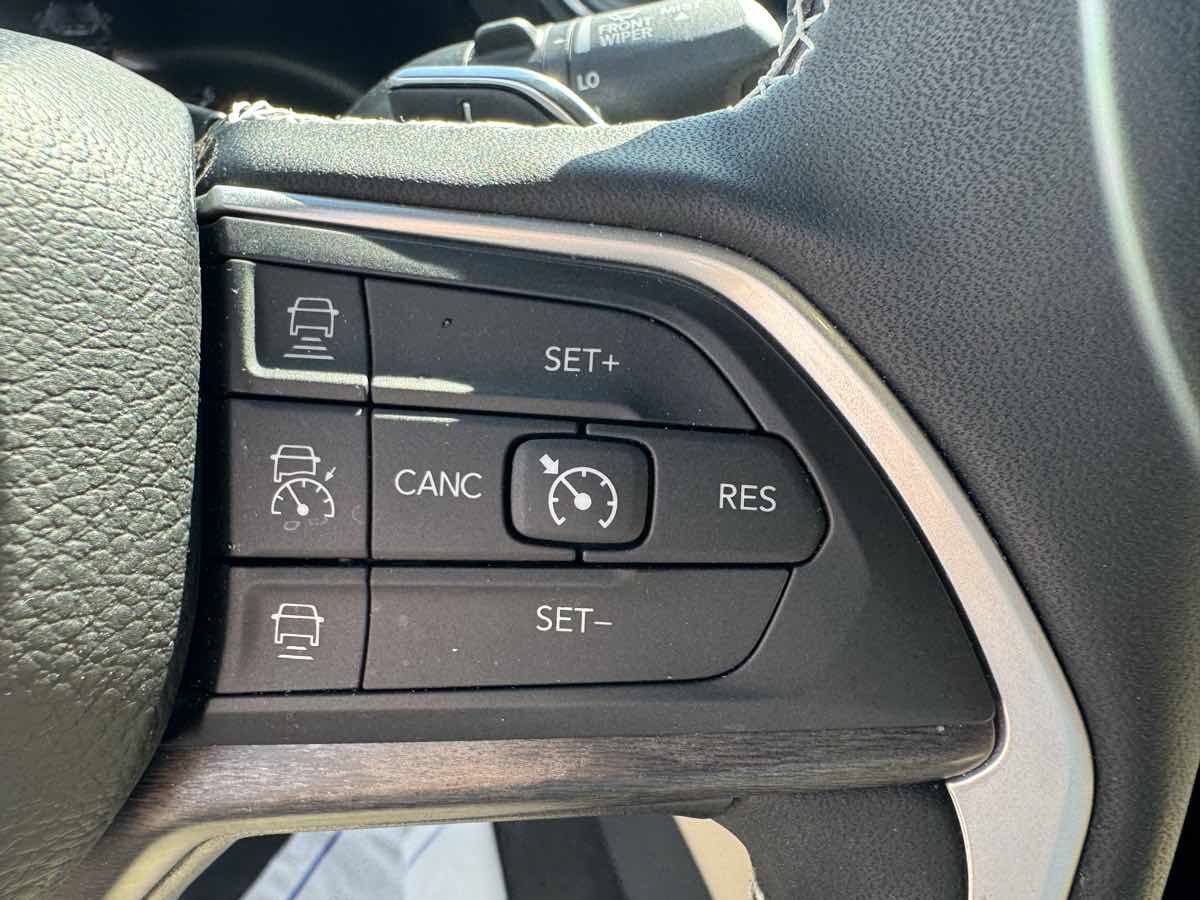 Used 2025 Jeep Grand Cherokee Limited w/ Luxury Tech Group II AWD/4WD image 20