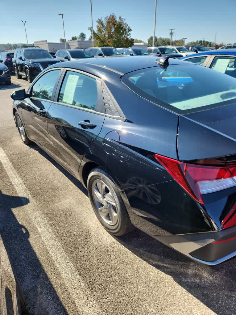 Used 2025 Hyundai Elantra SE FWD image 25