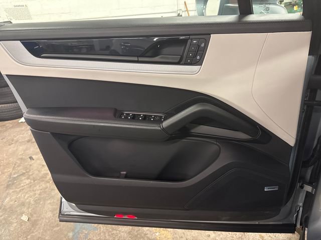 Used 2025 Porsche Cayenne image 21