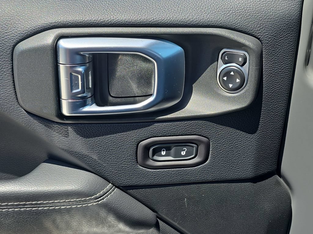 Used 2018 Jeep Wrangler Unlimited Sahara AWD/4WD image 30
