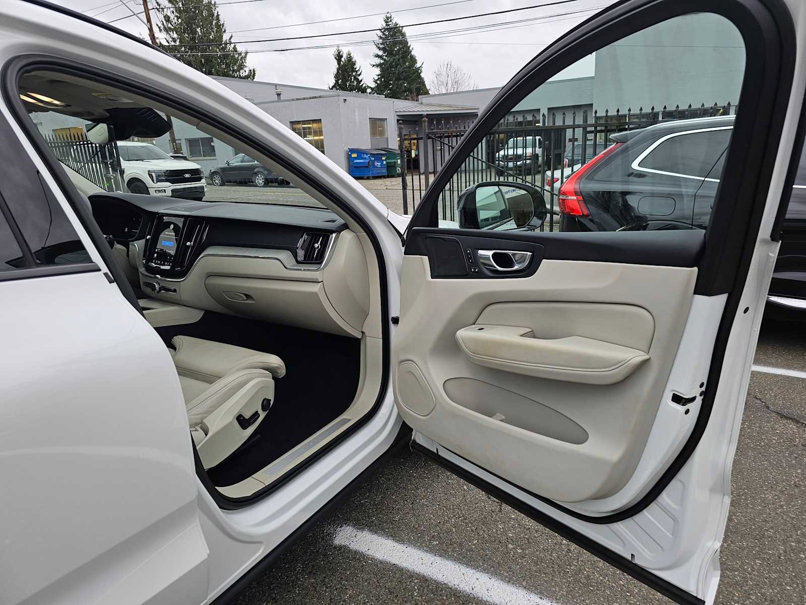 Certified 2023 Volvo XC60 B6 Ultimate w/ Protection Package Premier image 10