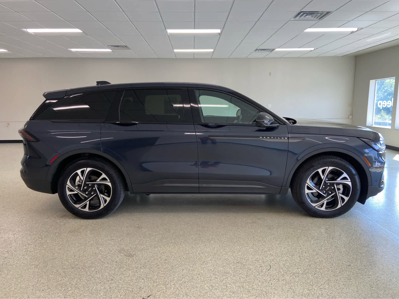 Used 2024 Lincoln Nautilus Premier w/ Equipment Group 102A image 5