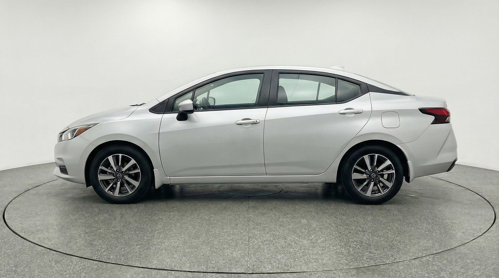 Used 2025 Nissan Versa SV image 5