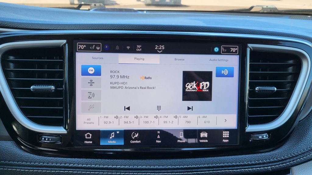 Used 2024 Chrysler Pacifica Select image 34