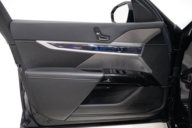 Used 2025 BMW 740i xDrive image 19