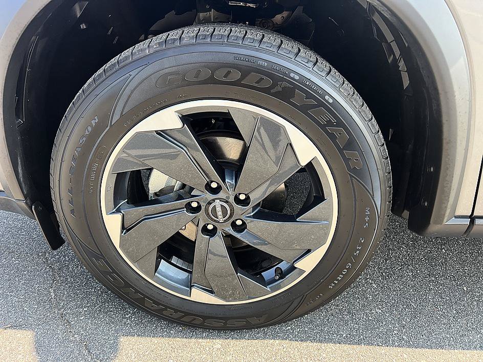 Certified 2025 Nissan Rogue SV FWD image 9