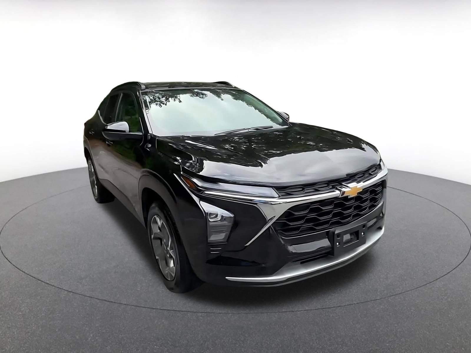 Used 2025 Chevrolet Trax LT FWD image 3