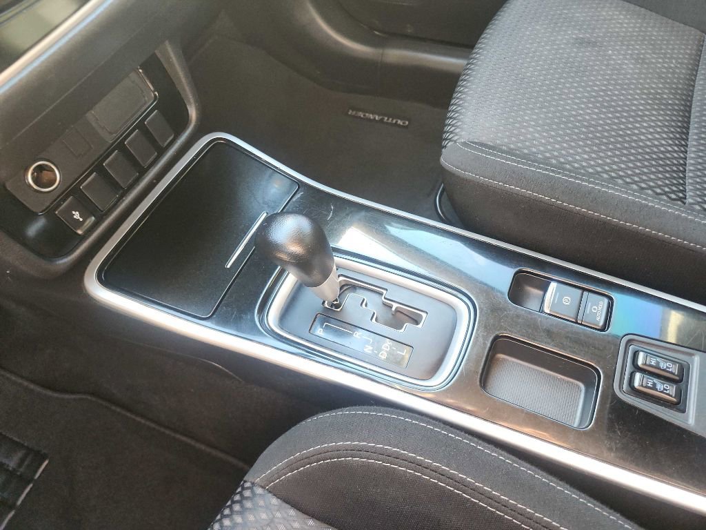 Used 2019 Mitsubishi Outlander ES image 21