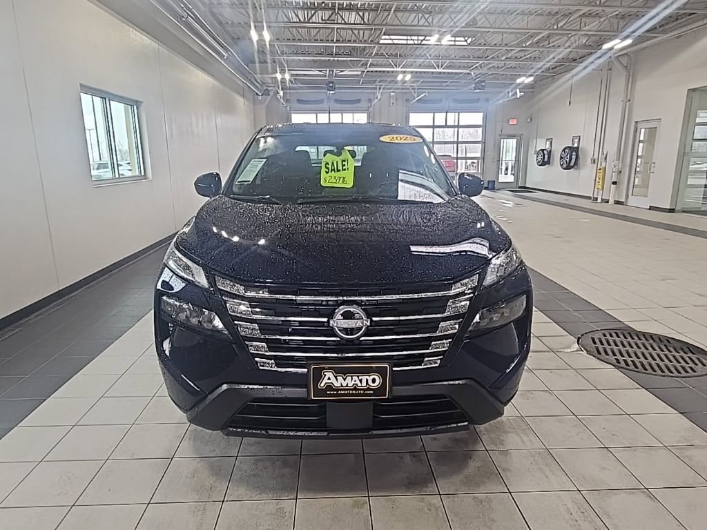 Used 2025 Nissan Rogue SV image 8