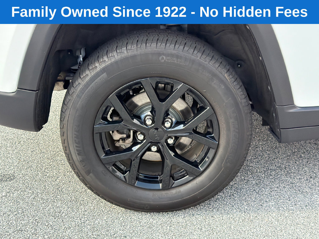 Used 2025 Jeep Grand Cherokee Altitude AWD/4WD image 17
