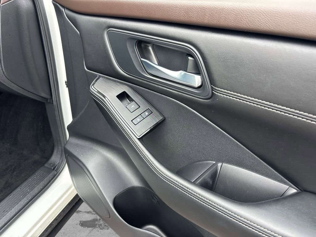 Used 2023 Nissan Rogue SV w/ SV Premium B Package image 18