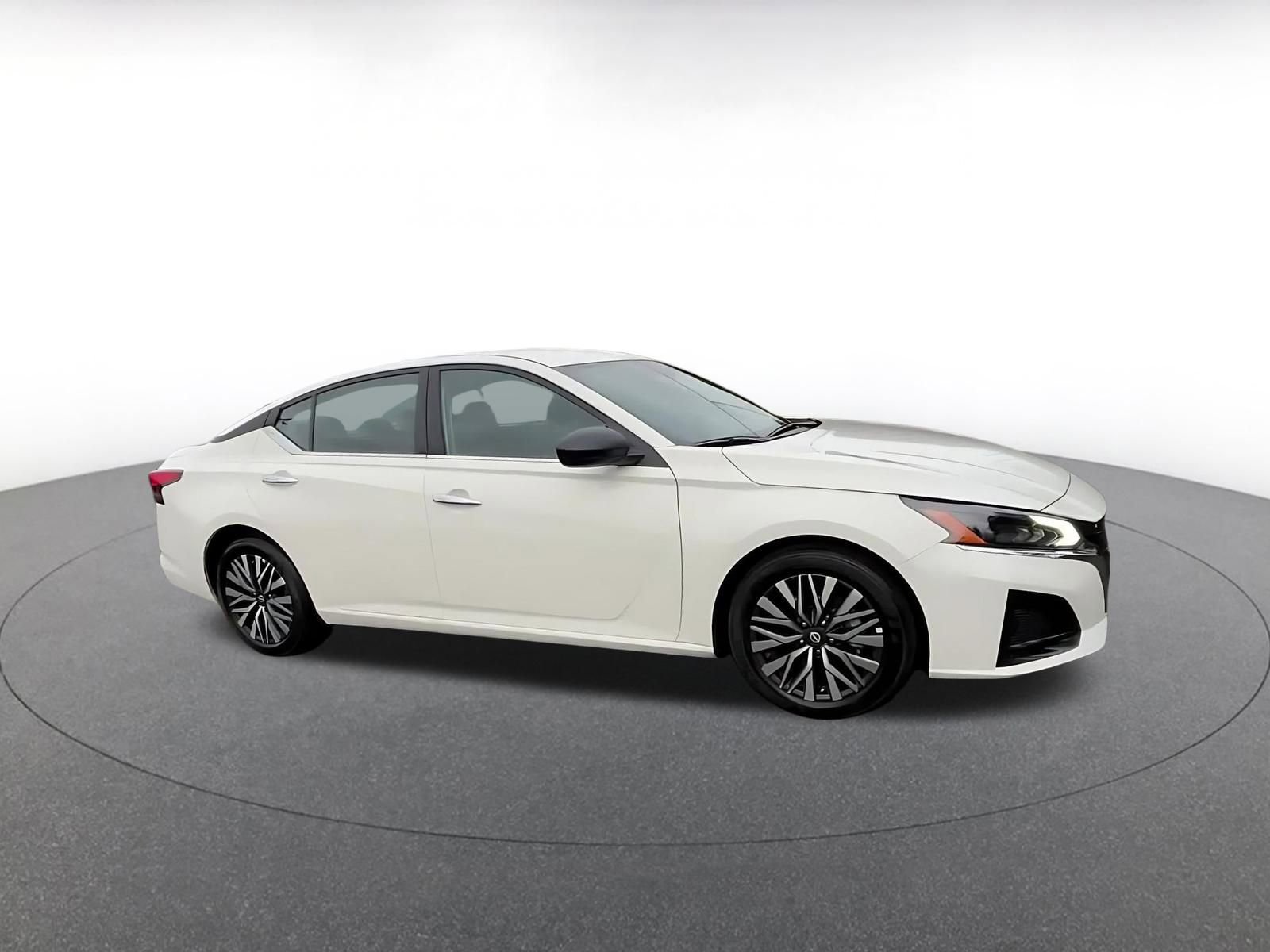 Used 2025 Nissan Altima 2.5 SV image 2