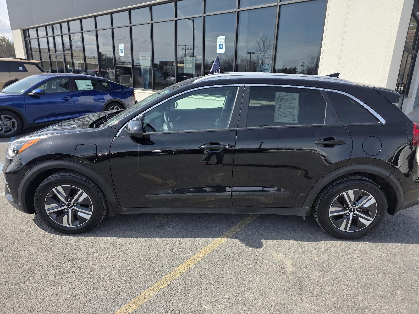 Used 2022 Kia Niro LXS FWD image 2