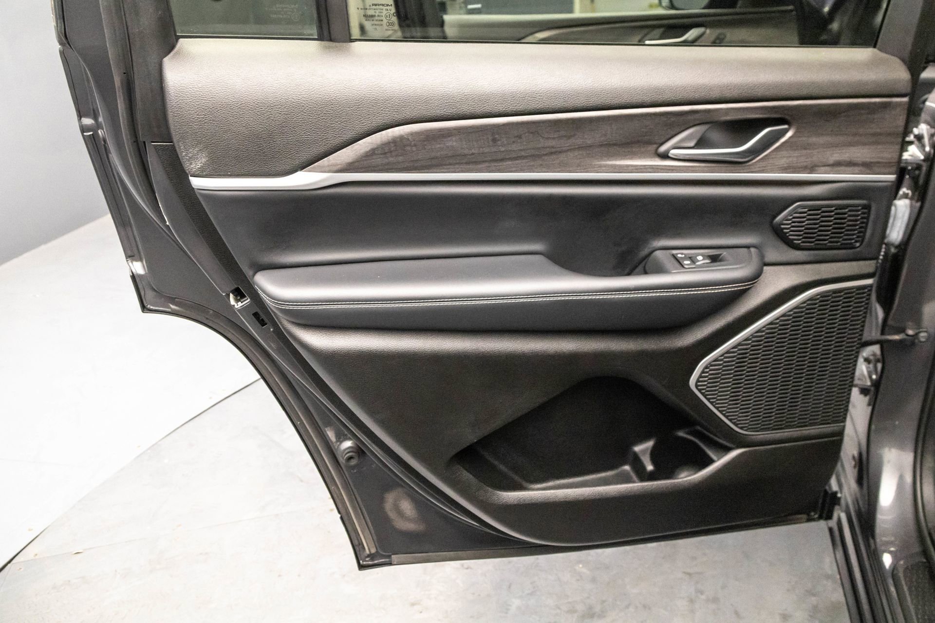 Used 2021 Jeep Grand Cherokee L Limited AWD/4WD image 33