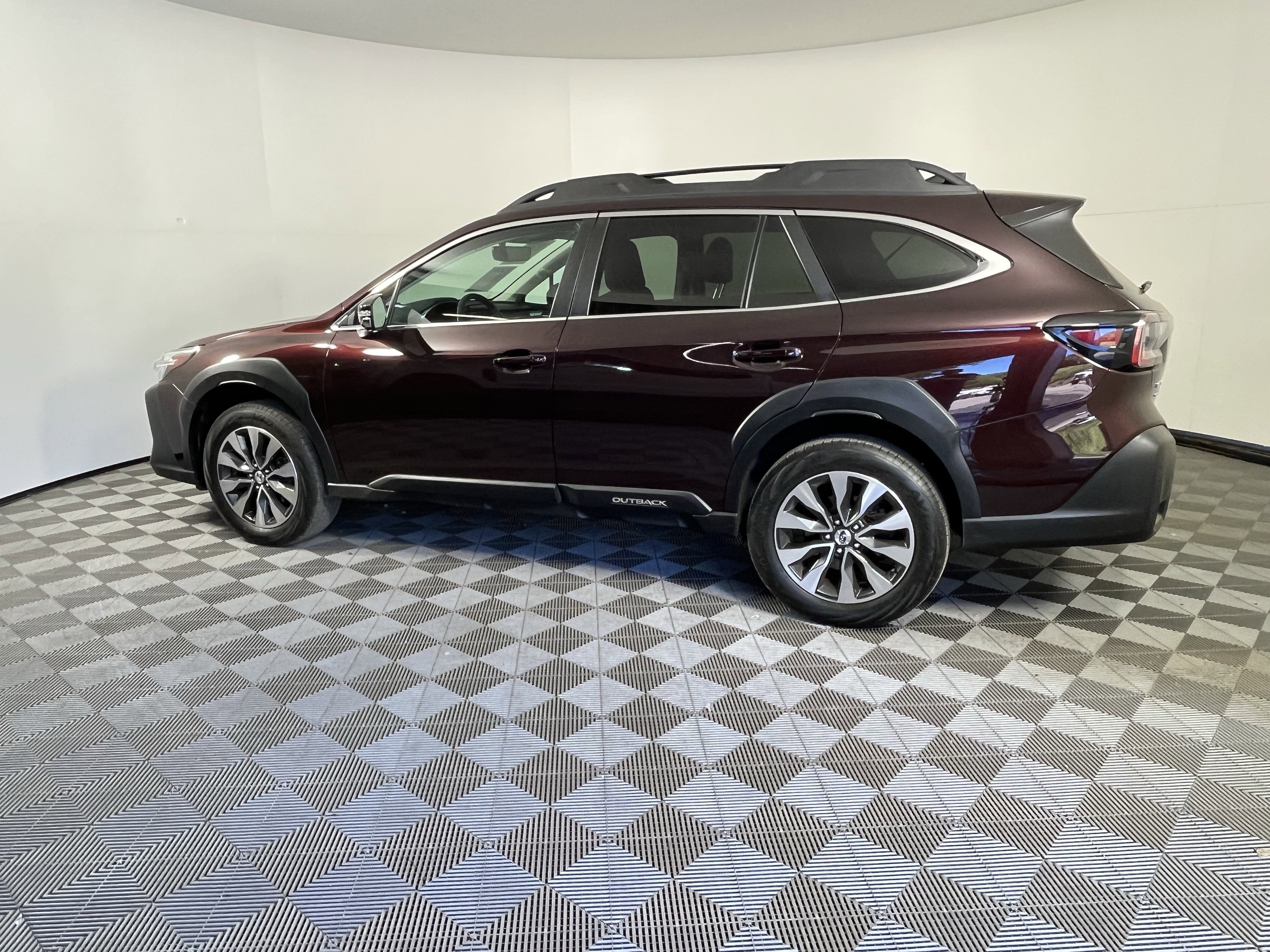 Used 2023 Subaru Outback Limited XT AWD/4WD image 2