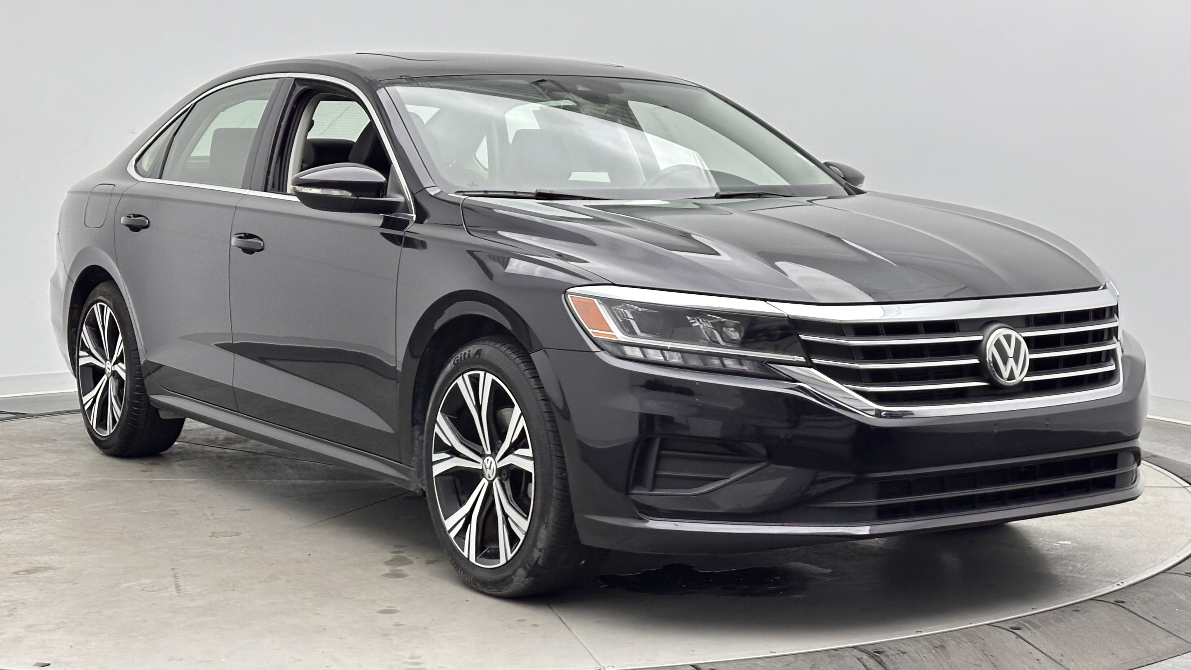 Used 2021 Volkswagen Passat 2.0T SE FWD image 3