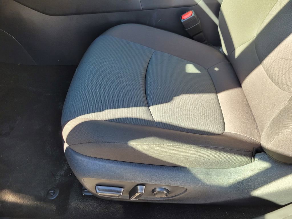 Used 2025 Toyota RAV4 XLE image 17