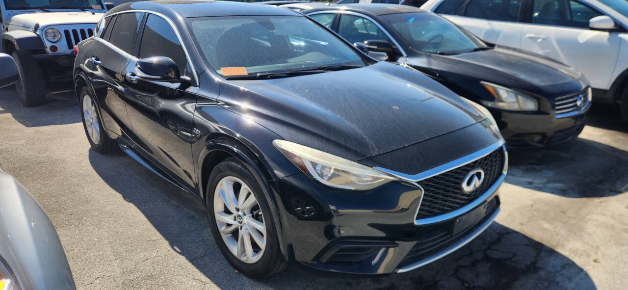 Used 2017 INFINITI QX30 FWD image 2