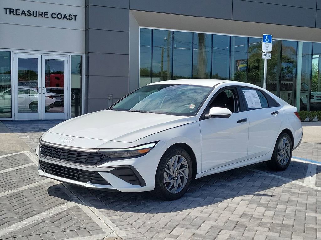 Used 2025 Hyundai Elantra Blue image 1