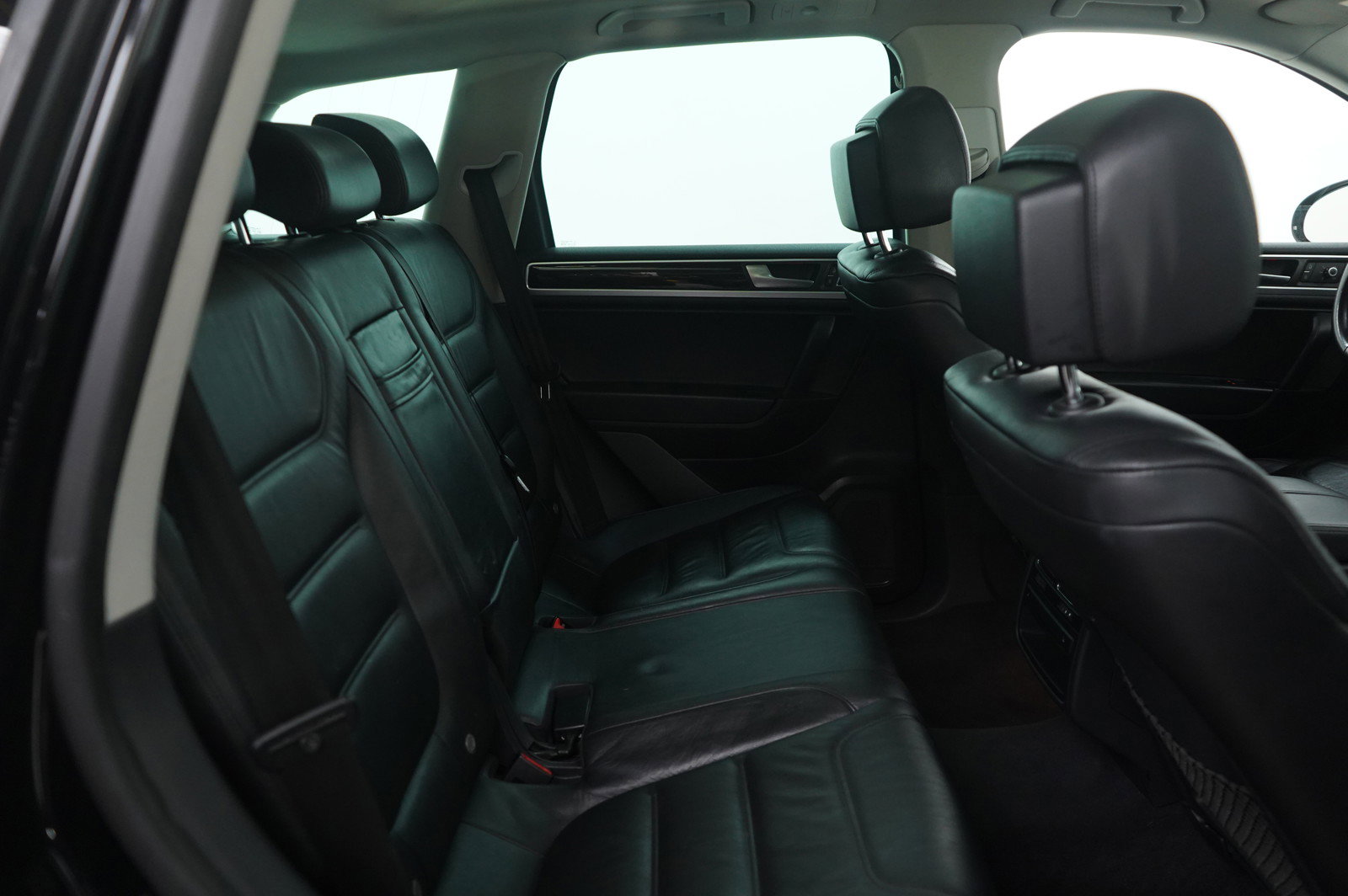 Used 2014 Volkswagen Touareg TDI image 12