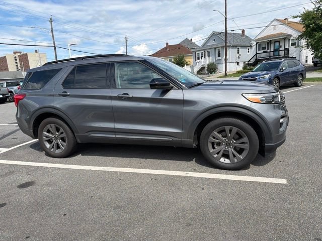 Used 2023 Ford Explorer XLT w/ Equipment Group 202A AWD/4WD image 2