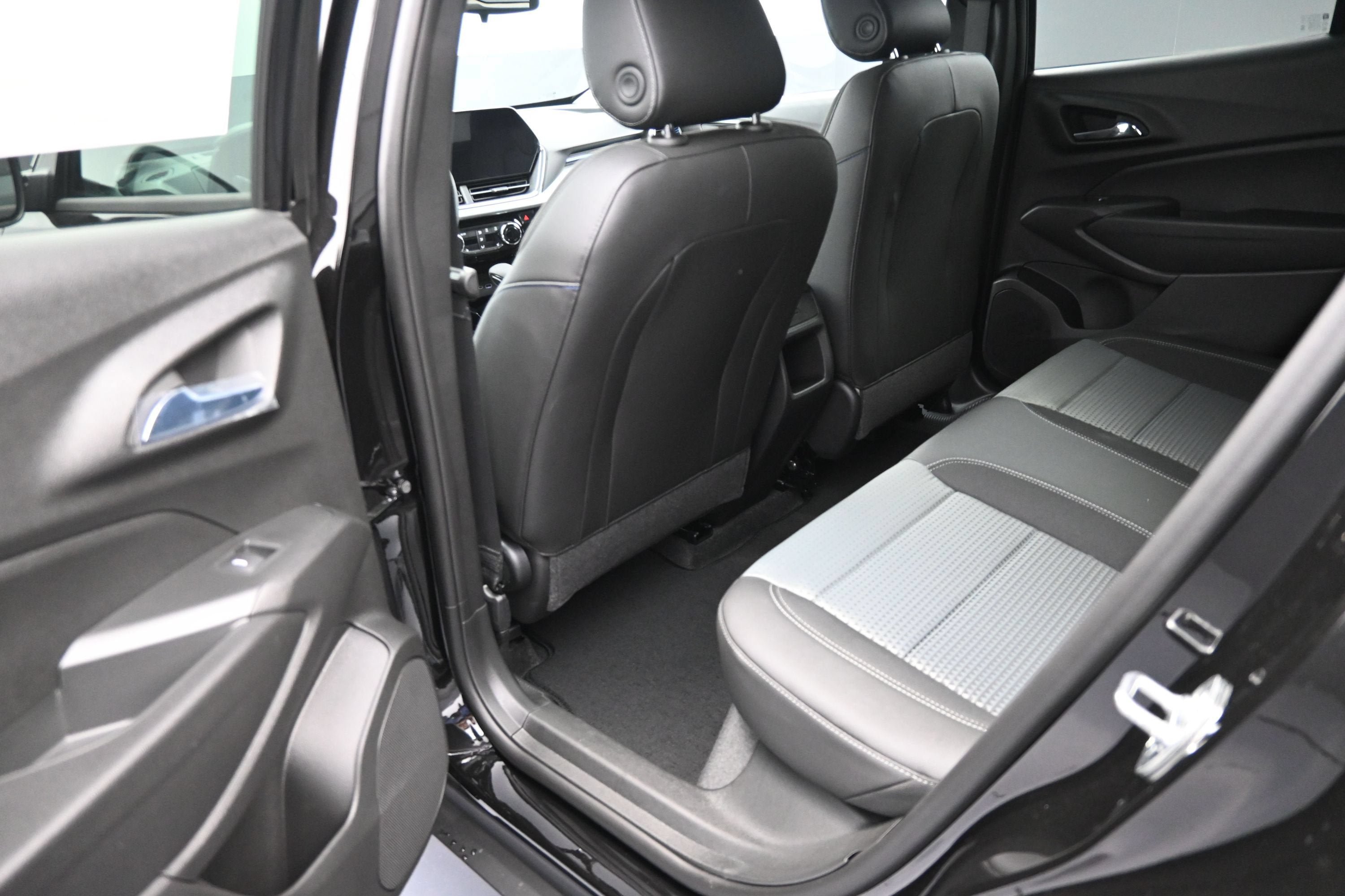 New 2026 Chevrolet Trax LT w/ Sunroof Package FWD image 28