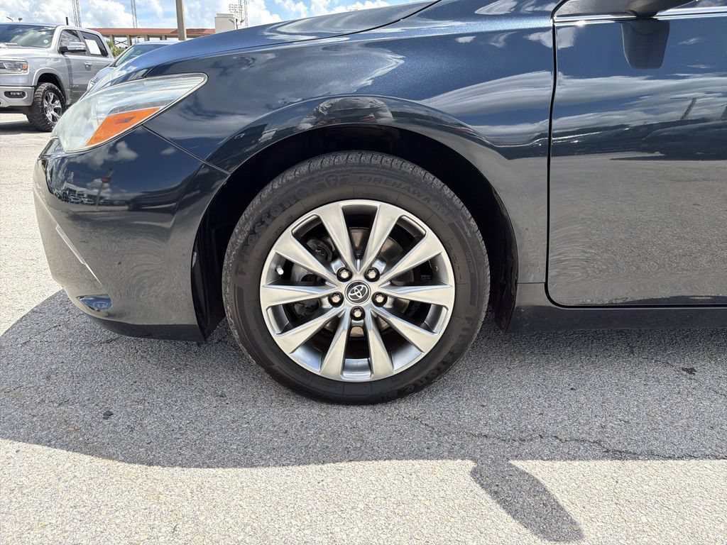Used 2017 Toyota Camry XLE w/ Moonroof Package FWD image 32
