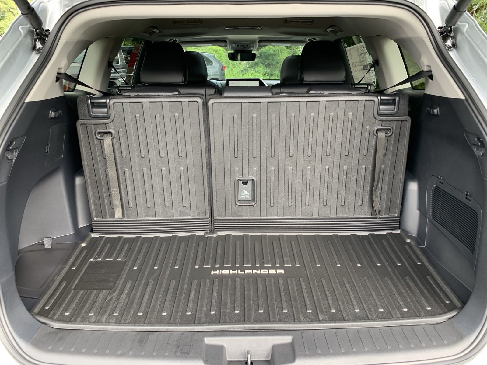 New 2024 Toyota Highlander XLE FWD image 44