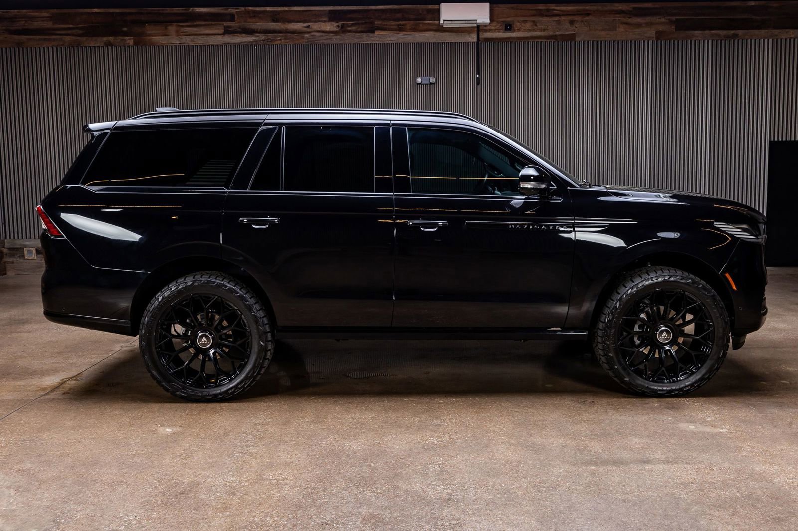 Used 2025 Lincoln Navigator Reserve w/ Jet Appearance Package AWD/4WD image 11