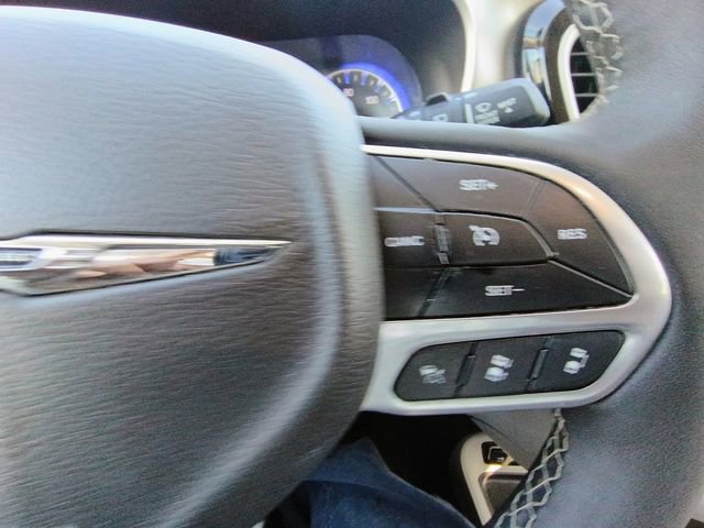 Used 2024 Chrysler Pacifica Touring-L image 30