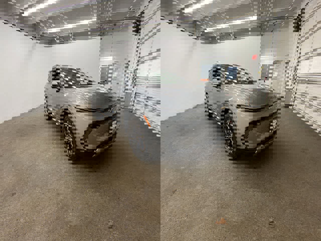 Used 2025 Chevrolet Equinox EV LT w/ Convenience Package image 8