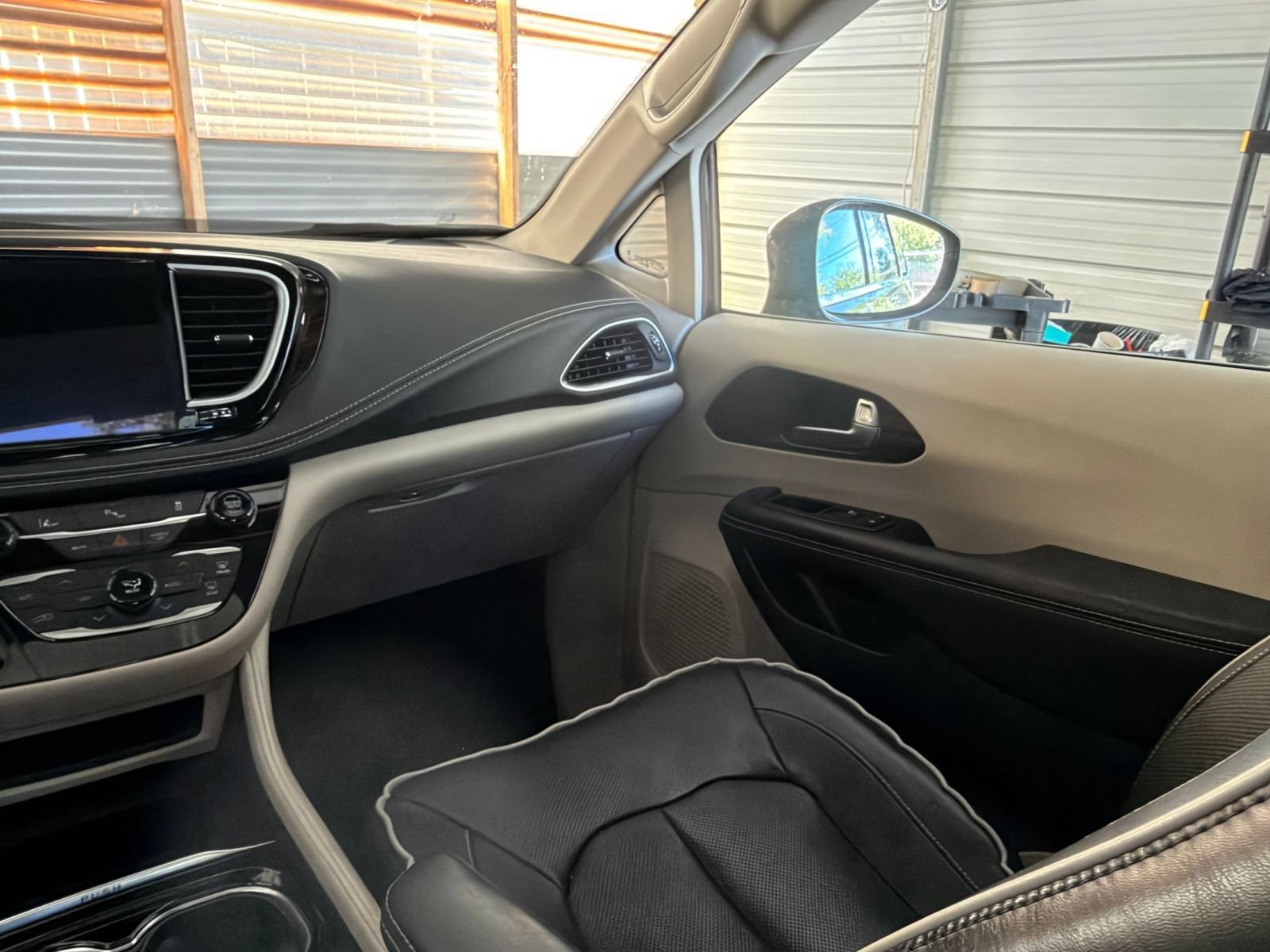 Used 2023 Chrysler Pacifica Limited FWD image 36