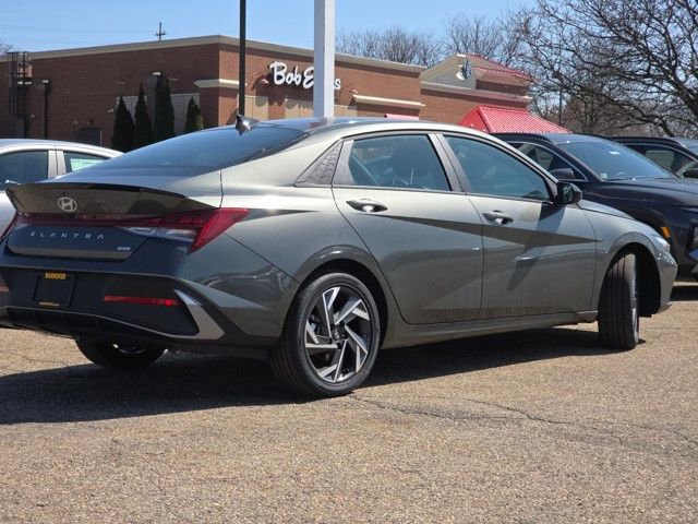Certified 2025 Hyundai Elantra SEL image 17