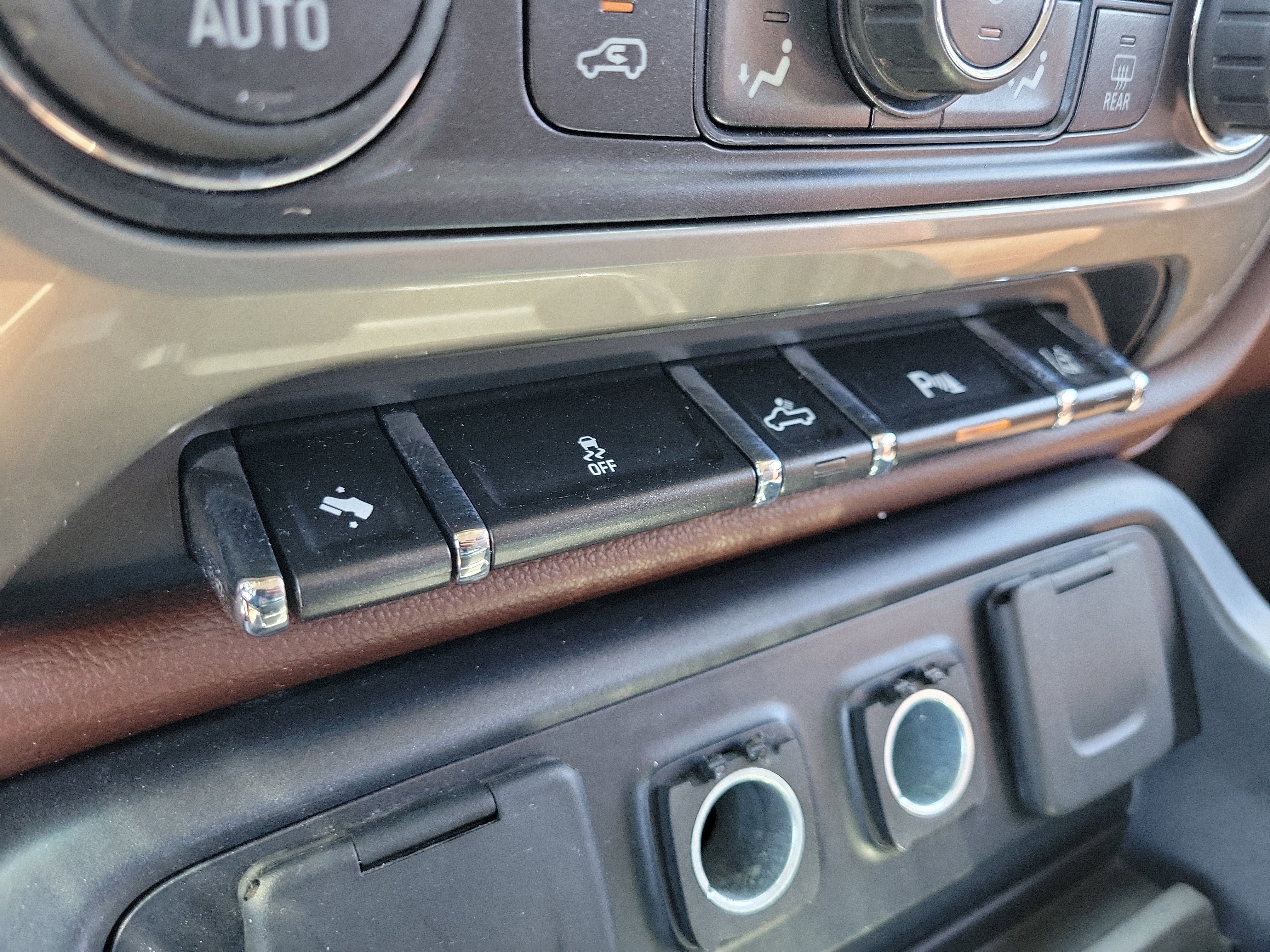 Used 2014 Chevrolet Silverado 1500 High Country w/ High Country Premium Package AWD/4WD image 30