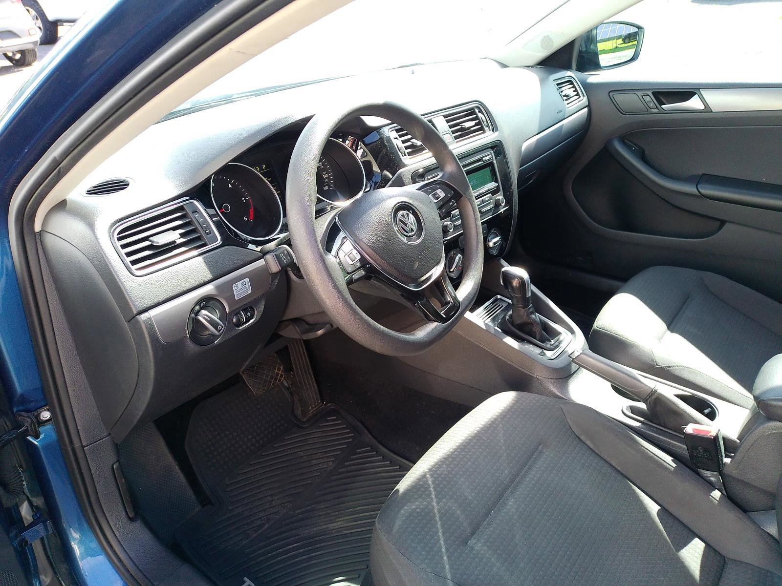 Used 2015 Volkswagen Jetta TDI S w/ Welcome Package FWD image 9