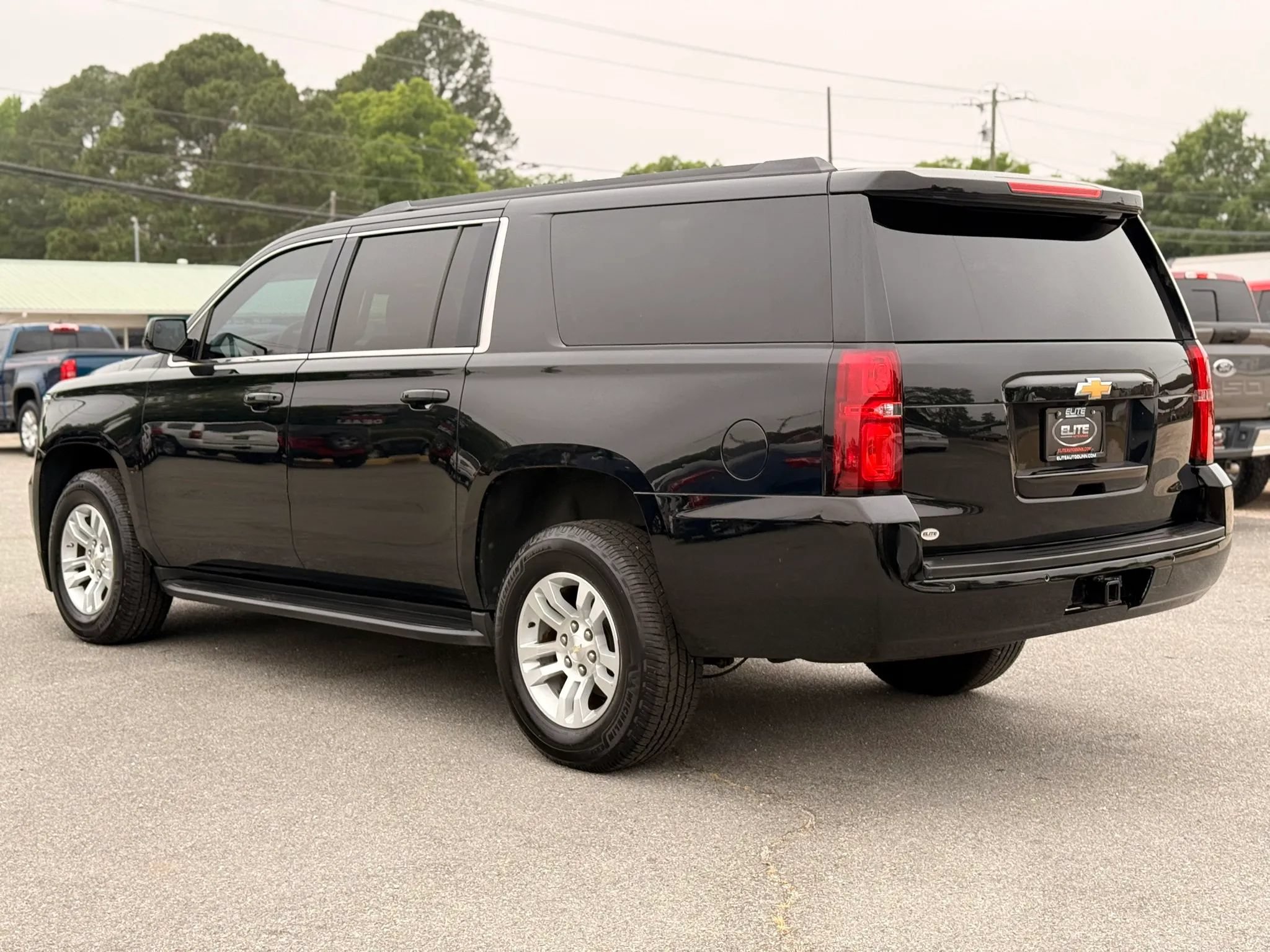 Used 2018 Chevrolet Suburban LT RWD image 7