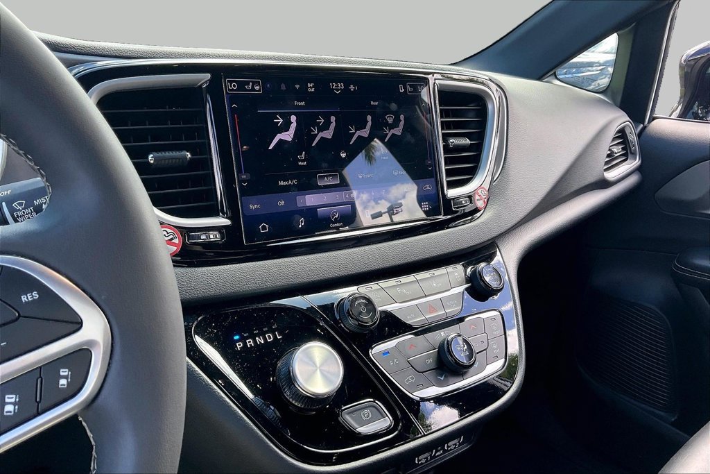 Used 2025 Chrysler Pacifica Select FWD image 10