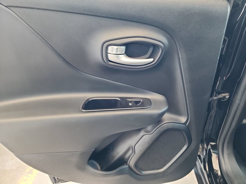 Used 2023 Jeep Renegade Trailhawk AWD/4WD image 37