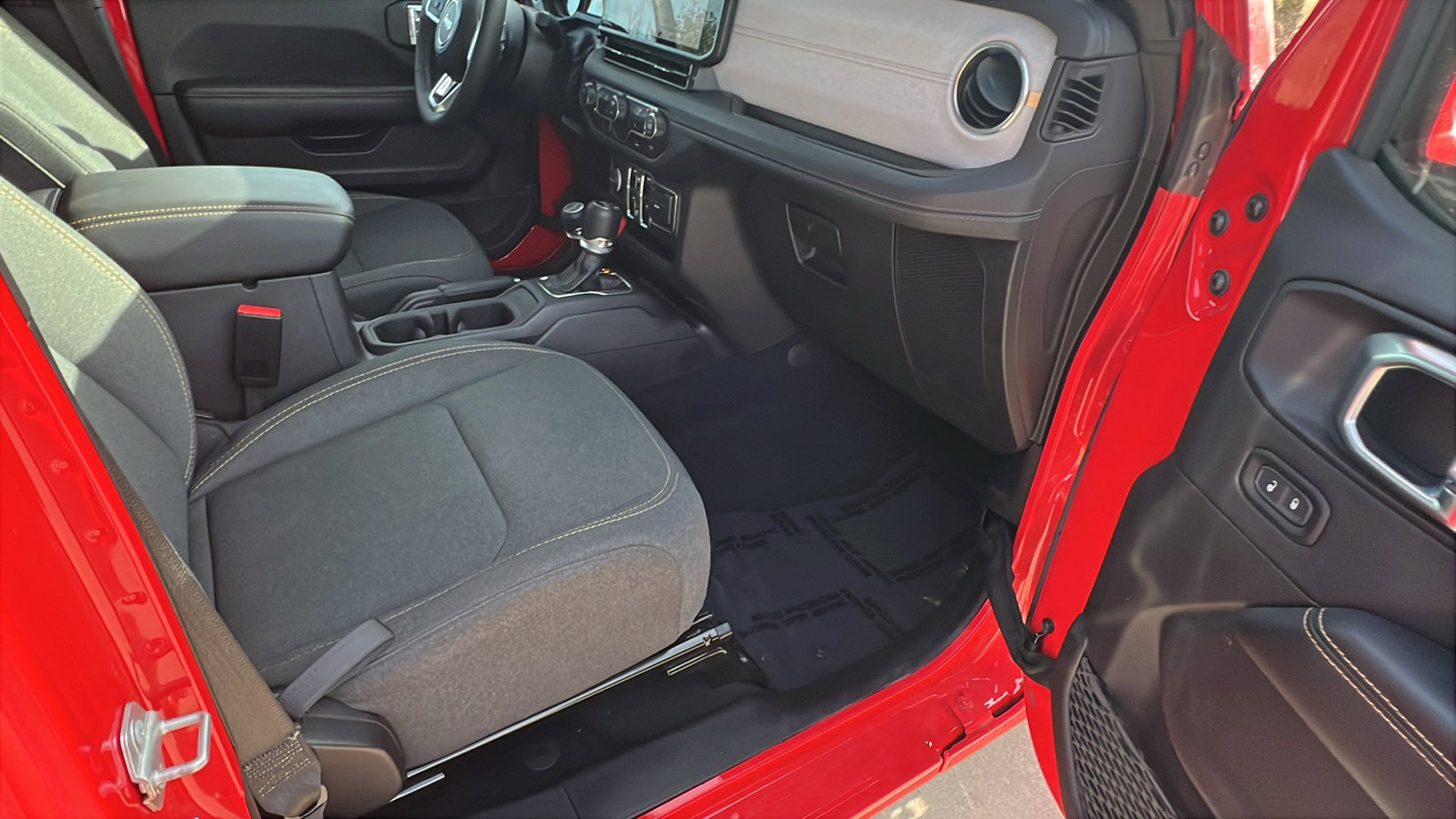 Used 2025 Jeep Wrangler Sahara image 19